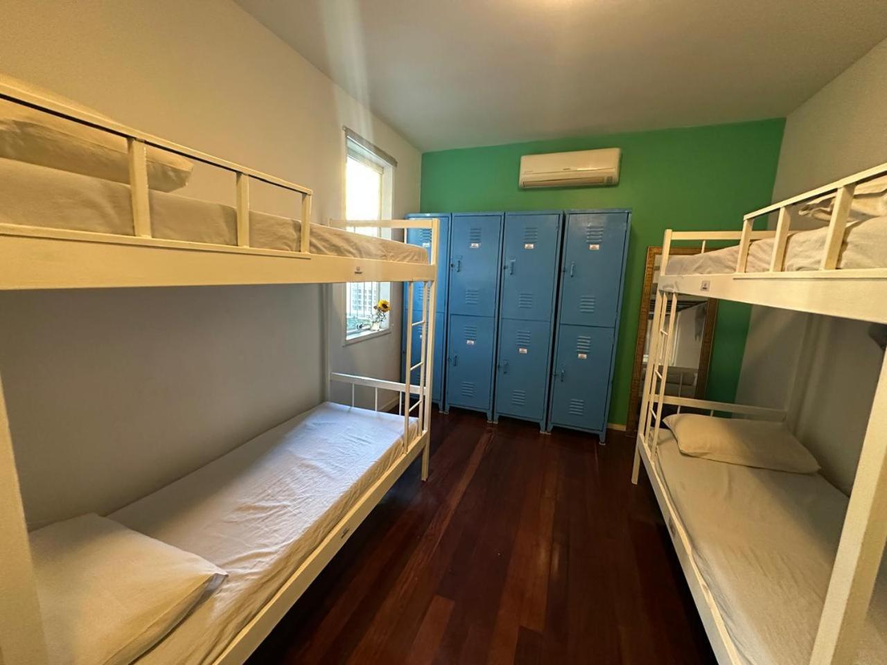 Cama em Dormitório Misto com 8 Camas